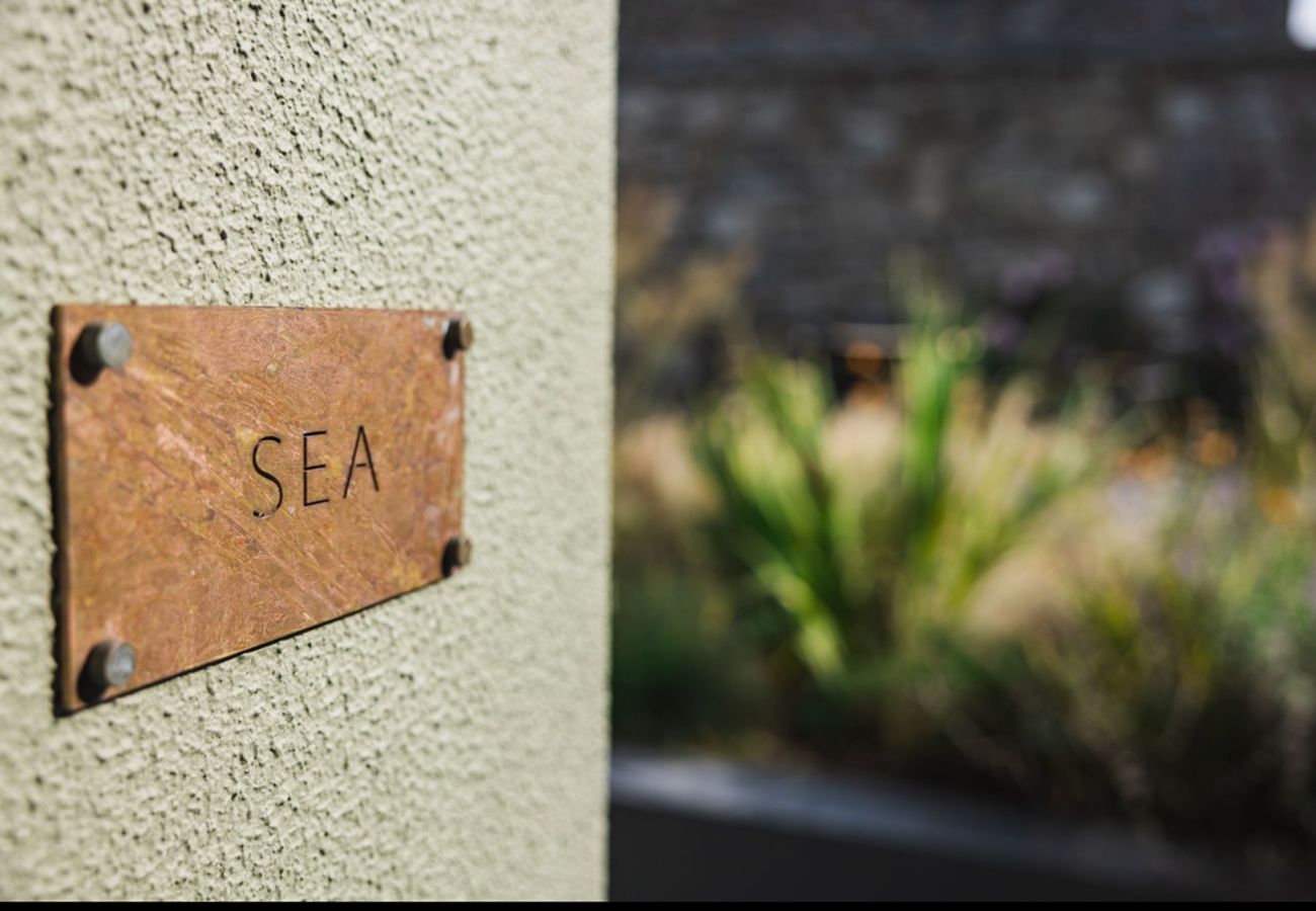 Cottage in Roundstone - Luxury Sea Cottage - Within The Village